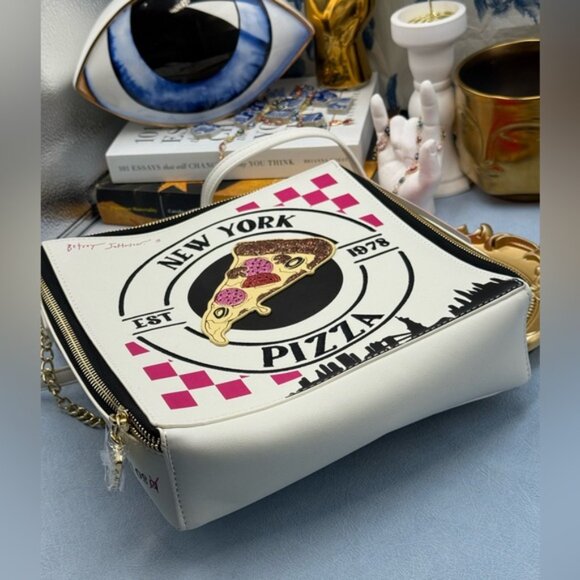 🆕 BETSEY JOHNSON 🧿 NWT A Matter Of Crust Novelty NYC Pizzabox Crossbody Bag - Picture 10 of 16